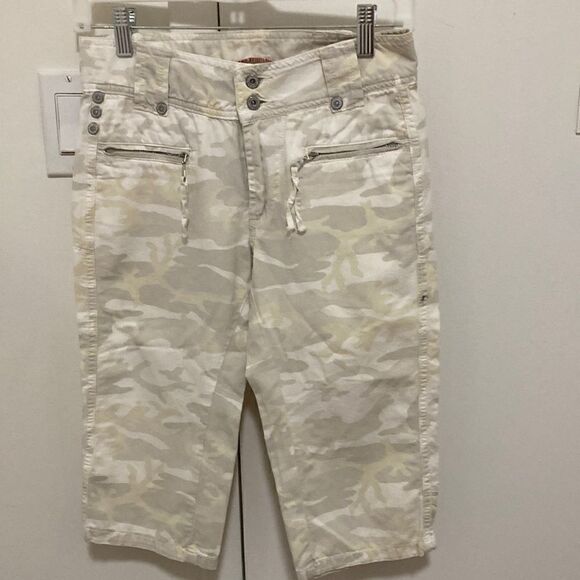 Les P’tites Bomber NWT Woman’sCamouflage Long Cotton Shorts. Size 27.